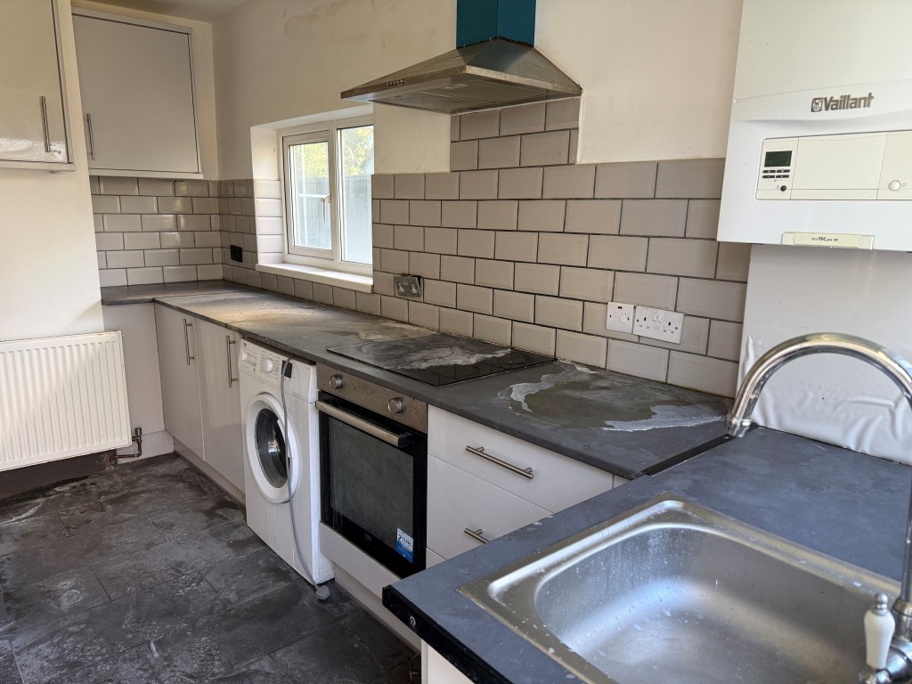 Lot: 70 - GROUND FLOOR FLAT IN CENTRAL LOCATION WITH GARDEN AND PARKING - Fitted kitchen with sink and units